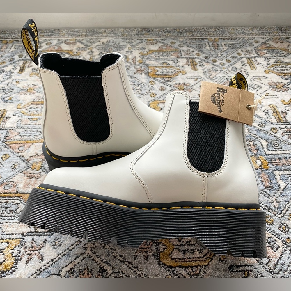 Dr. Martens Unisex 2976 Chelsea Boot - Picture 3 of 11